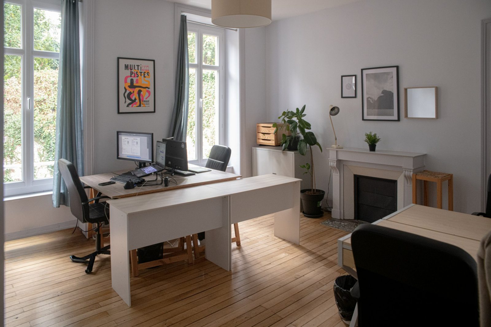Bureau privatif équipé de 16 m² à louer à Limoges : grandes fenêtres, cheminée, parquet et postes de travail pour 4 à 6 salariés