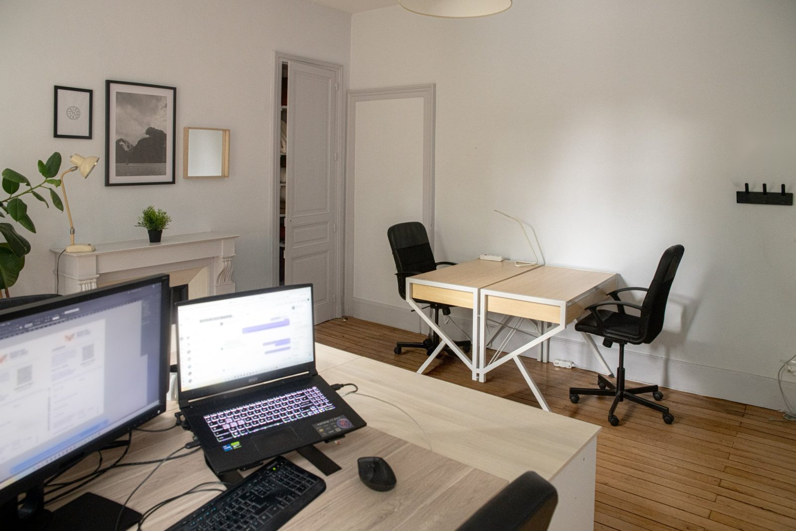 Postes de travail équipés dans un bureau privatif lumineux, avec cheminée et moulures