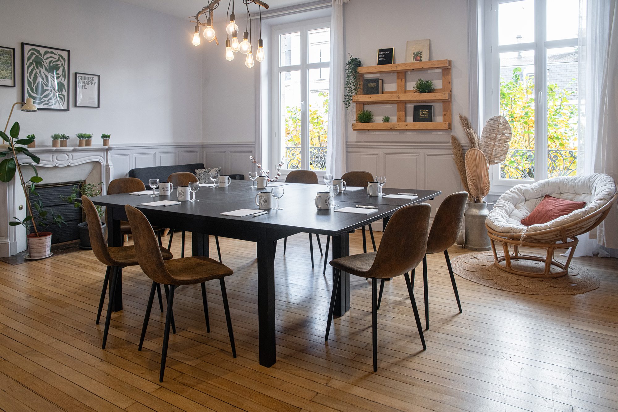 Salle de réunion haussmannienne du Cantou : parquet, moulures, grandes fenêtres